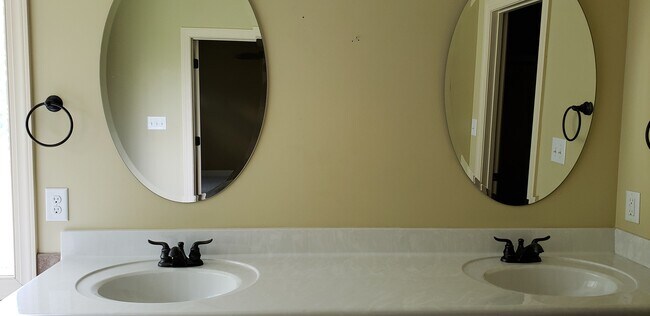 Foto del edificio - 3-bedroom brick home