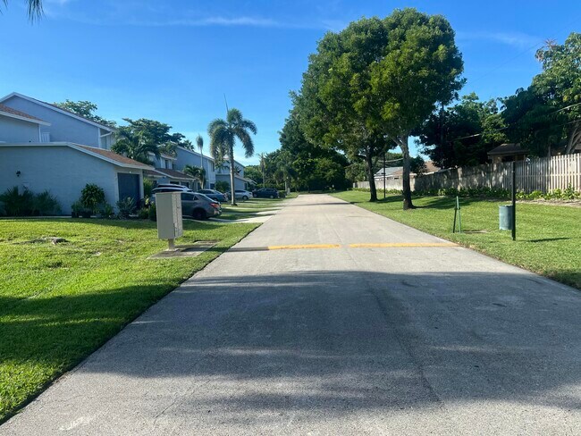Foto del edificio - 1581 Woodbridge Lakes Cir