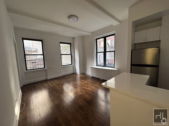 Building Photo - STUNNING Midtown East Studio