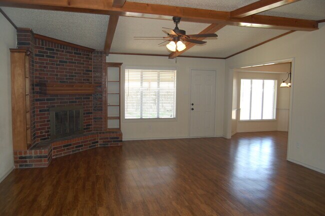 Building Photo - Three Bedroom in Southwest Lubbock - Great Location!