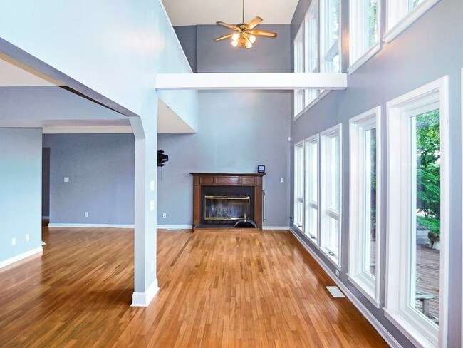 Building Photo - Pet Friendly Water Front Two Story