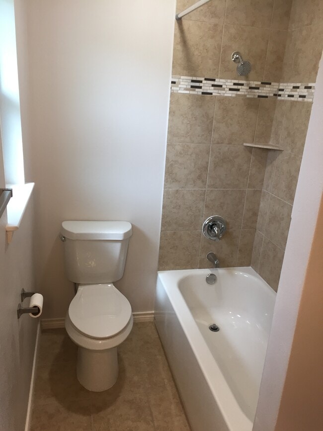 Master bathroom - 920 Lazy Creek Ln