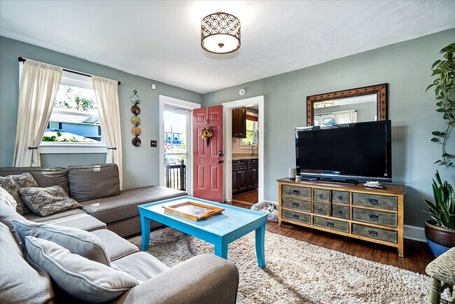 Building Photo - 916 Apex St