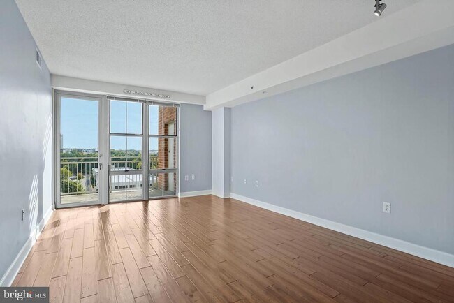 Foto del edificio - 11800 Sunset Hills Rd