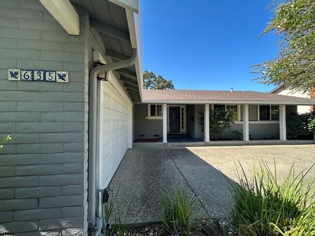Foto del edificio - Recently Remodeled Single-Story 3/2 Gem in...