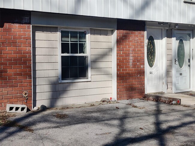 Foto del edificio - 136 Stringham Rd