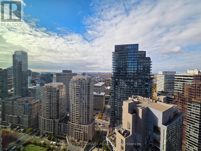 Photo du bâtiment - 8 Wellesley St W