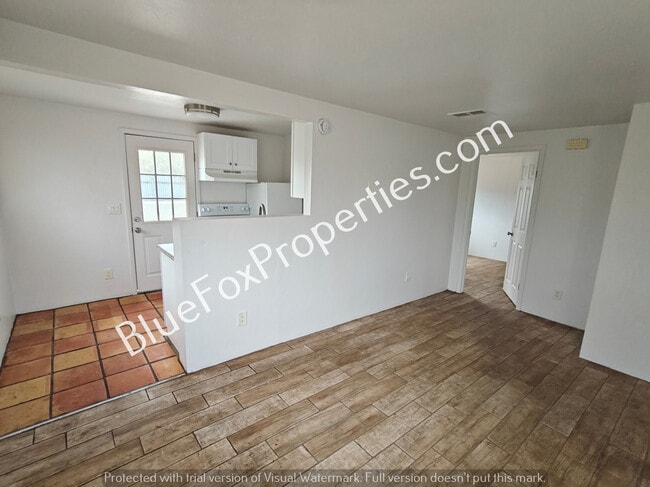 Building Photo - 3401 E Bermuda St