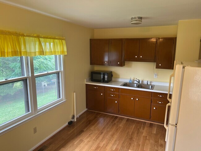 Kitchen - 1148 Maywood Dr