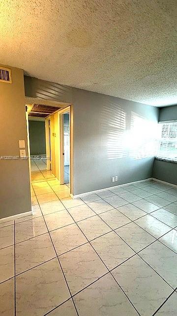 Foto del edificio - 10176 Twin Lakes Dr