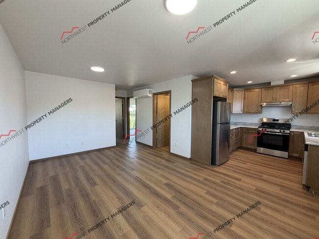 Building Photo - R120B