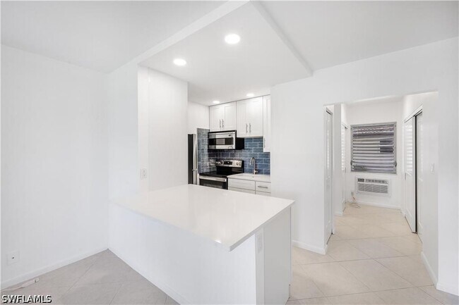 Foto del edificio - 167 N Collier Blvd