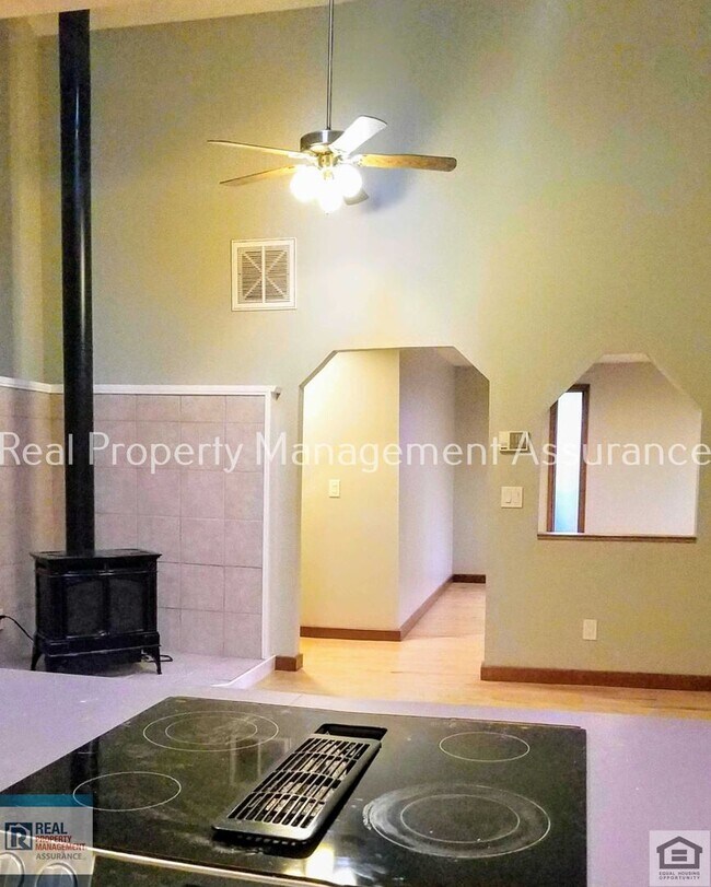 Building Photo - Serene and Private 3 BR/2BA Ranch Style Ho...