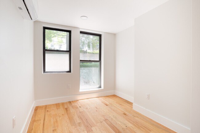 Building Photo - 704 Chauncey St