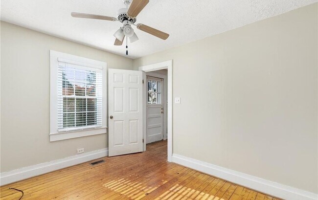 Building Photo - Amazing 2 bedroom 1 bathroom for rent!