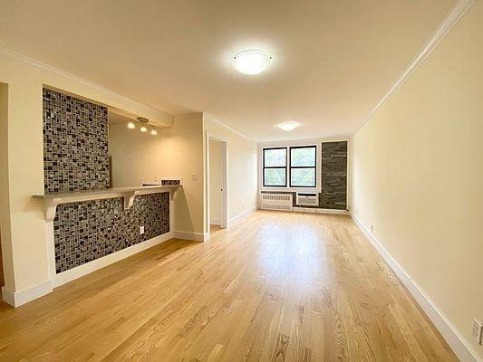 Foto principal - 3 bedroom in Bronx NY 10463