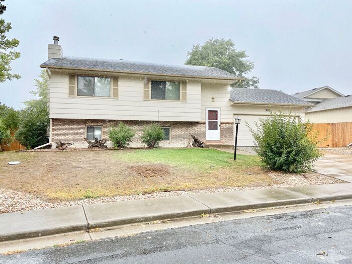 Large 4 Bedroom/2 Bath Bi-Level Home with ... - Large 4 Bedroom/2 Bath Bi-Level Home with ...