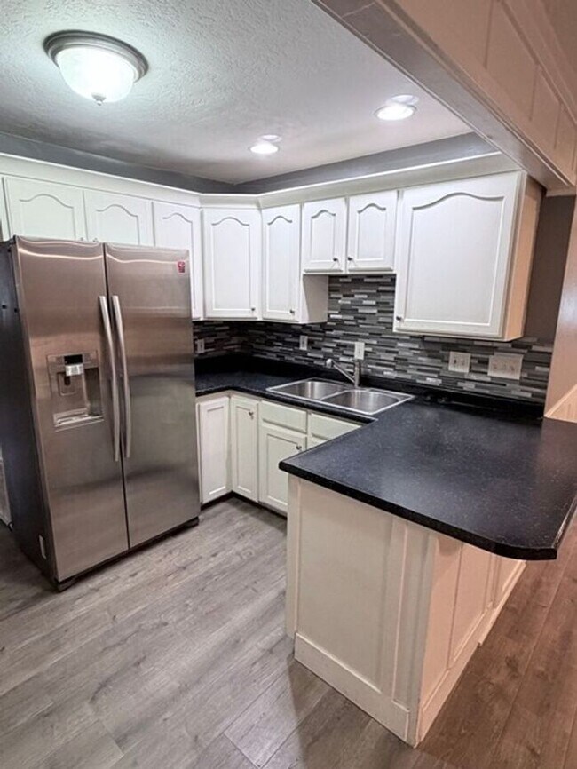 Foto del edificio - East Millcreek 2 bed 1 bath Condo