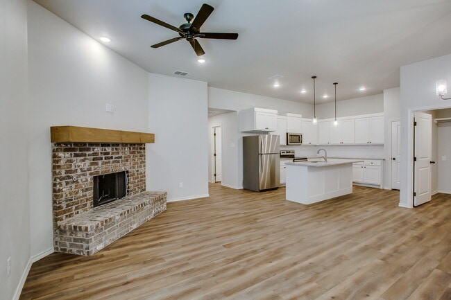 Foto del edificio - 1/2 off First Months Rent! Wonderful Townh...