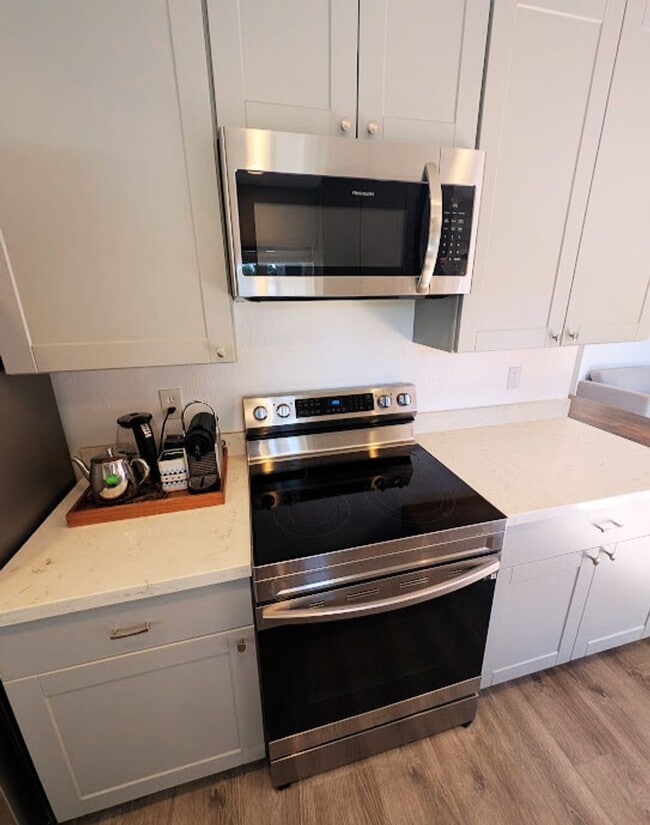 Building Photo - CLEAN CLEAN CLEAN Highly Updated! Clean Si...