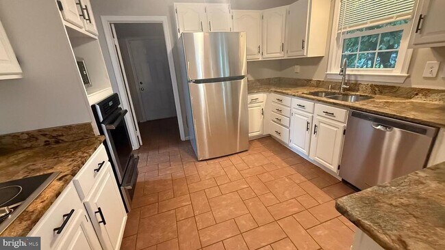 Foto del edificio - 8704 Victory Ln