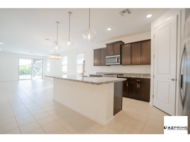 Foto del edificio - Introducing this delightful 4/3 Surprise Home with a Cozy Atmosphere and Comfortable Living Spaces!