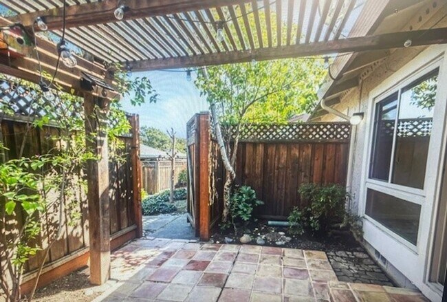 Building Photo - Spacious 2 bedroom 2 bath Townhouse in Mer...