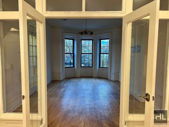 Foto del edificio - 4BR 3BA Historic Limestone Duplex In Crown...