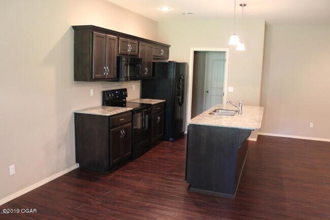 Foto del edificio - 5046 Raintree Cir
