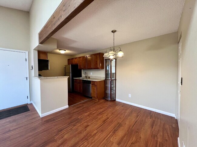 Building Photo - Top floor condo with included garage!