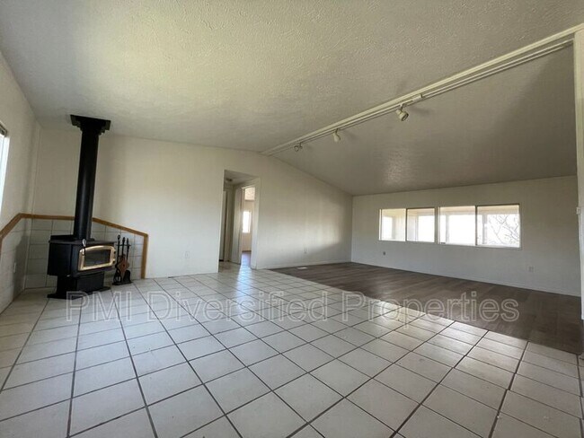 Foto del edificio - 12060 Lemmon Dr
