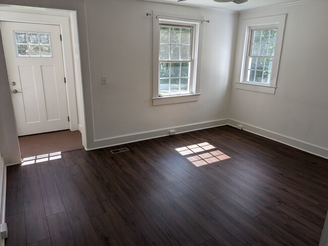 Building Photo - 5 Shamrock Ln