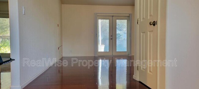 Building Photo - 1267 SW Ironwood Dr