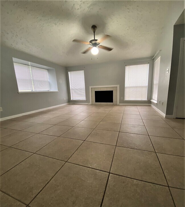 Foto del edificio - 7842 Winehill Ln