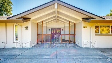 Building Photo - 475 Country Club Dr