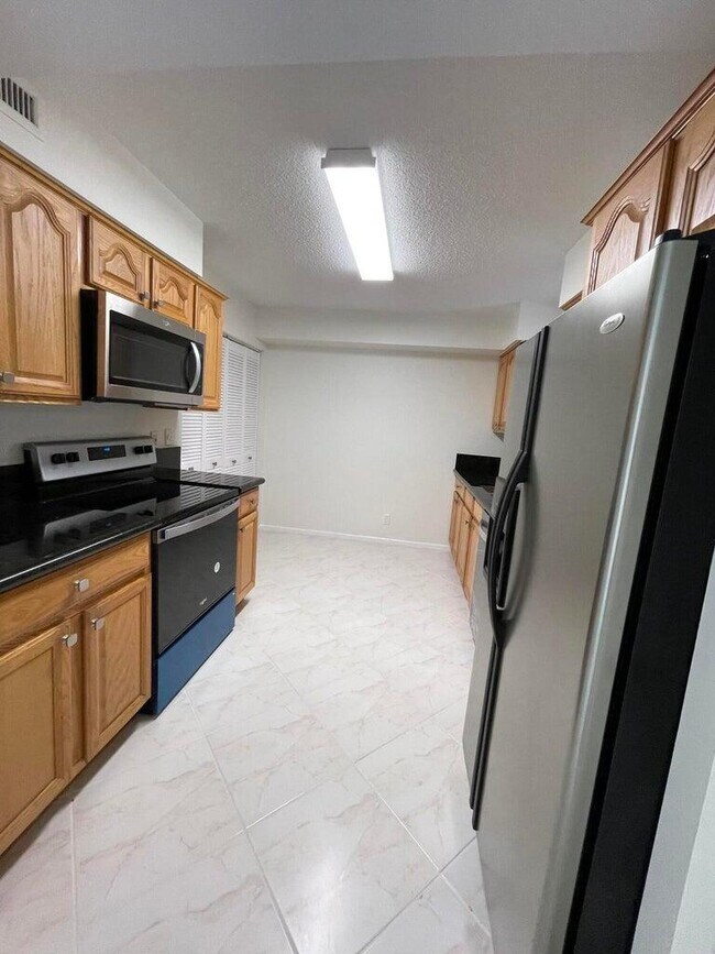 Building Photo - 500 Egret Cir