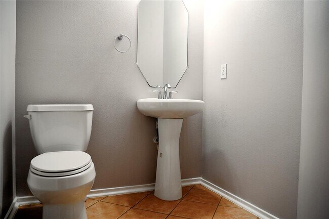 Building Photo - 11010 View Pointe Ln