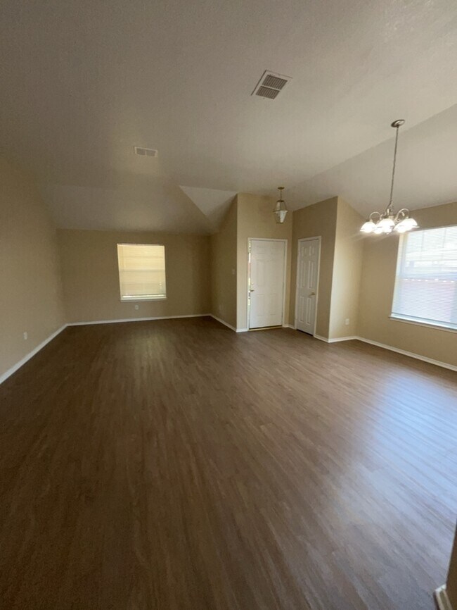 Foto del edificio - Remodeled & updated! 4/2/2