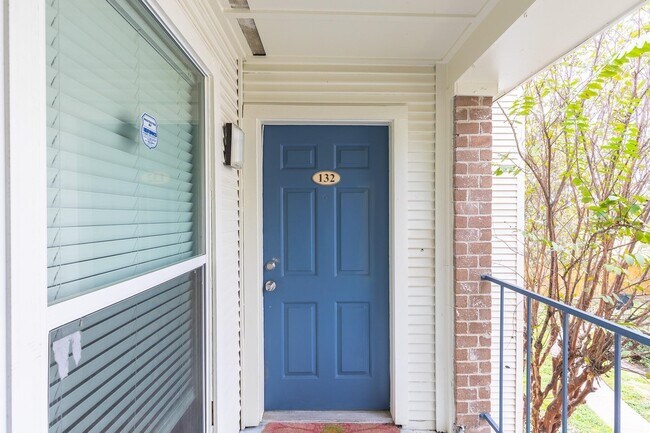 Building Photo - 3900 Woodchase Dr
