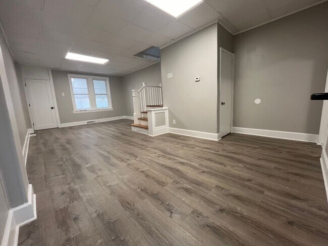 Building Photo - Renovated 3 Bedroom/1 Bathroom Home Availa...