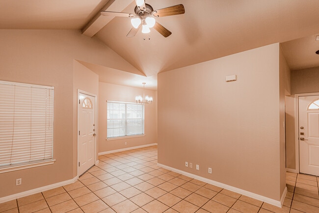 Building Photo - 104 San Antonio Rd