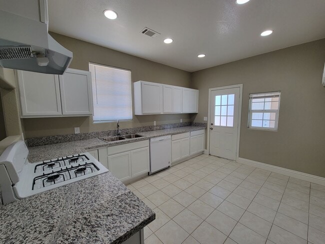 Building Photo - 3 bedroom / 2 bathroom / Remodeled , Spaci...