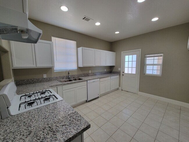 Foto del edificio - 3 bedroom / 2 bathroom / Remodeled , Spaci...