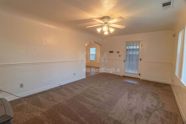 Foto del edificio - 325 E Mariposa Ave