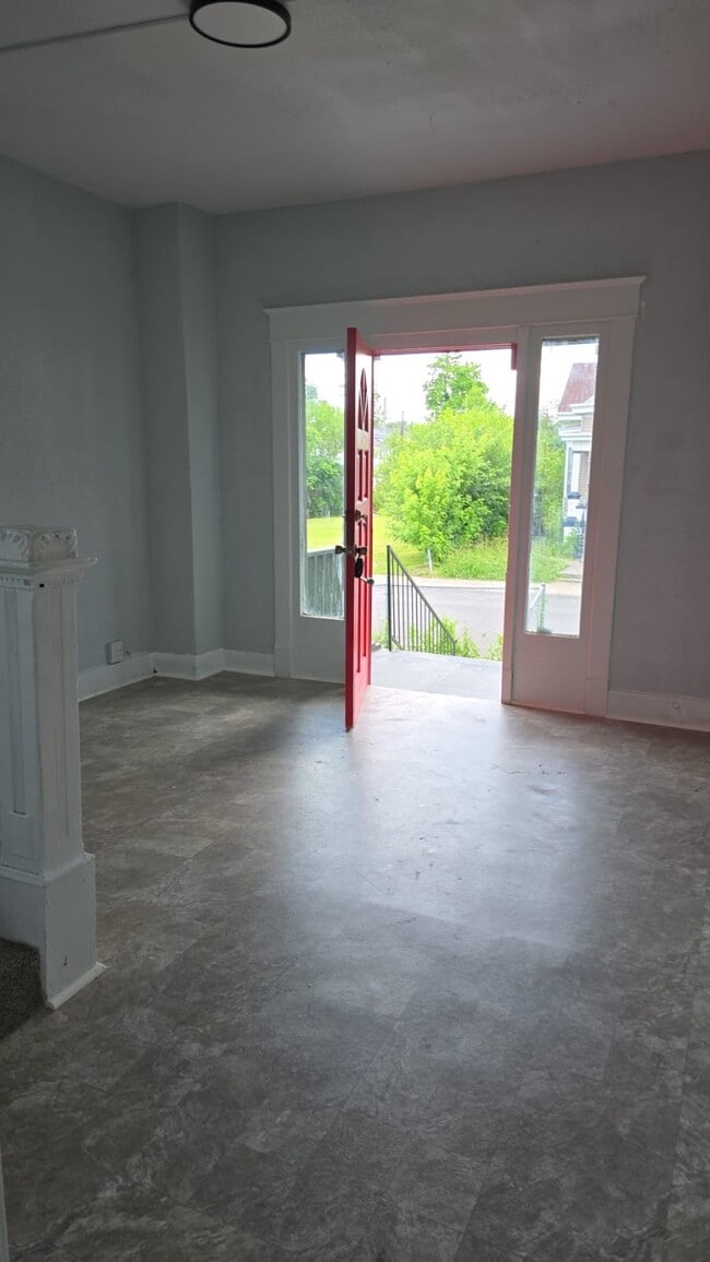 Building Photo - 669 S 35th St