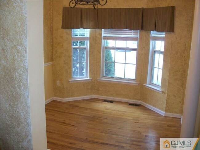 Building Photo - 249 Pinelli Dr