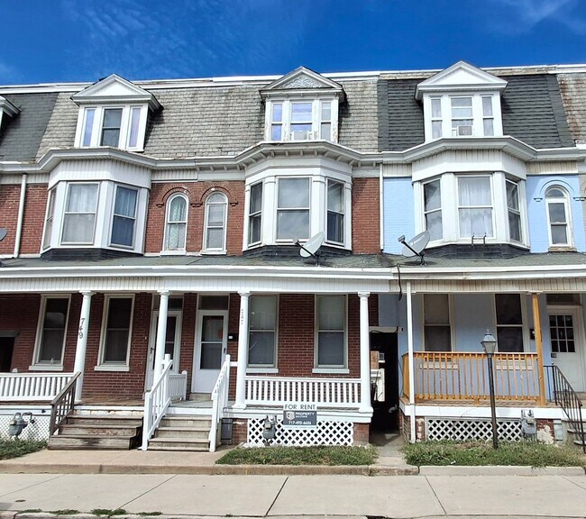 Building Photo - 4 Bedroom 1.5 Bathroom Rowhome in York!