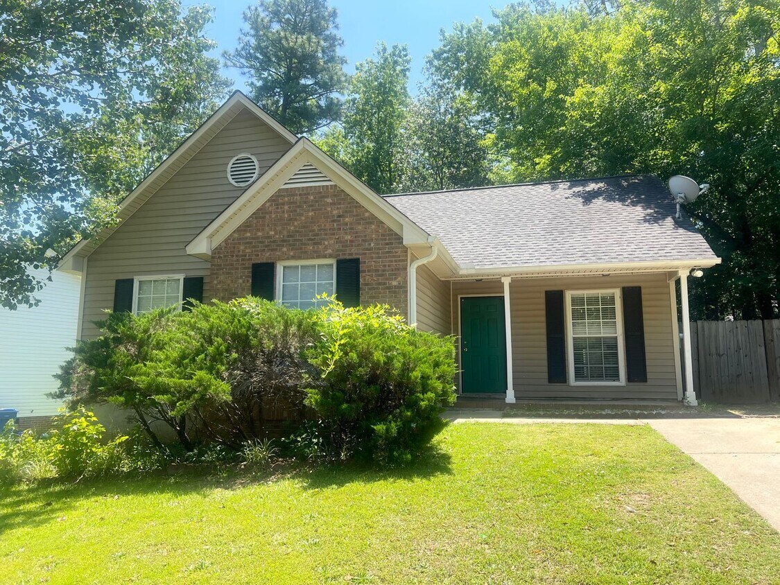 Foto principal - 3 bed / 2 bath home ~ Just minutes from Ha...