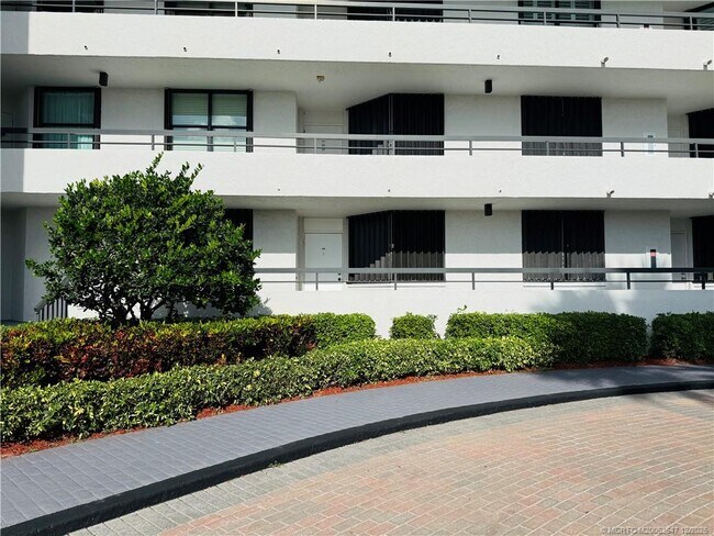 Foto del edificio - 8800 S Ocean Dr