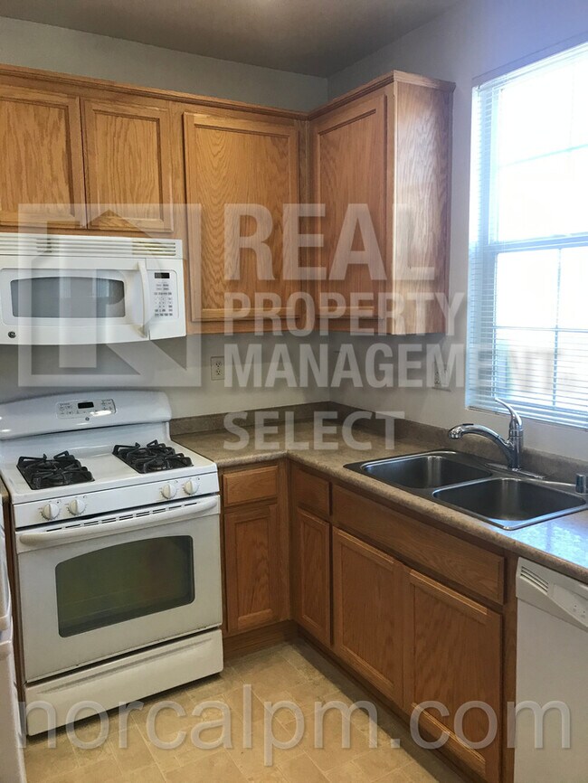 Foto del edificio - 3 bed, 2 bath in Gated Community!